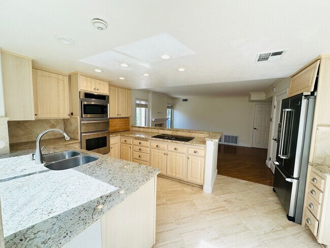 Building Photo - 6635 Soaring Dr