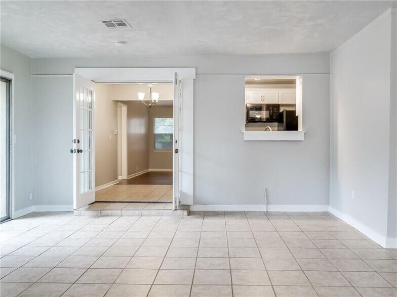 Building Photo - 2215 Beverly Hills St