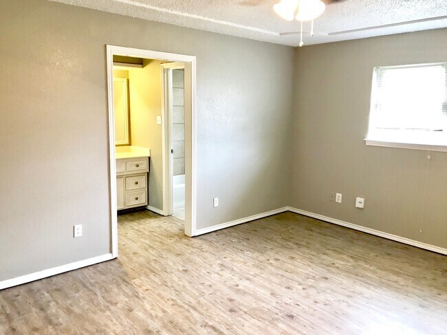 Building Photo - 8606 Geneva Ave