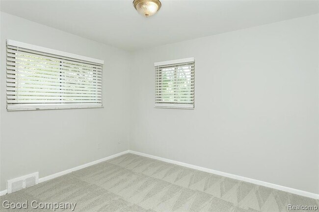 Building Photo - 946 N Adams Rd