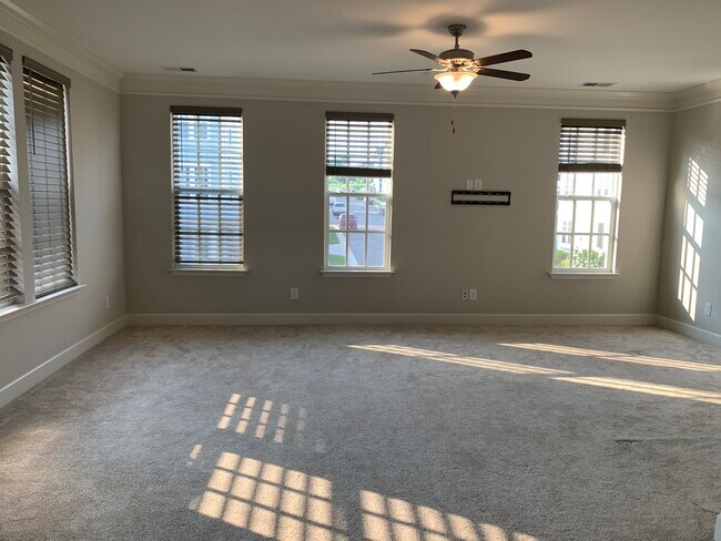 Living room - 112 Burkitt Commons Ave