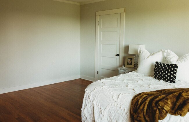 Building Photo - Call Peggy 501 676 1758