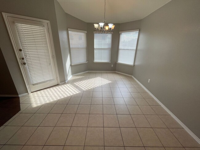 Building Photo - 6200 Suellen Ln