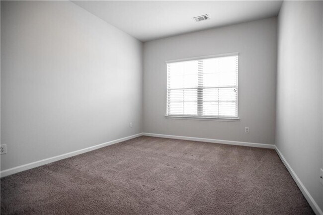 Building Photo - 5410 Mirror Lake Dr