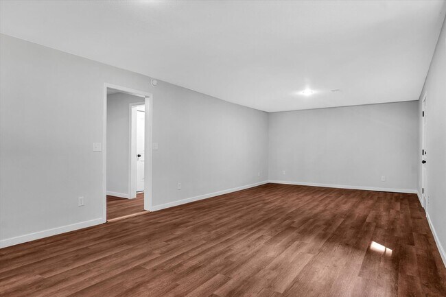 Building Photo - 107 E Elm St