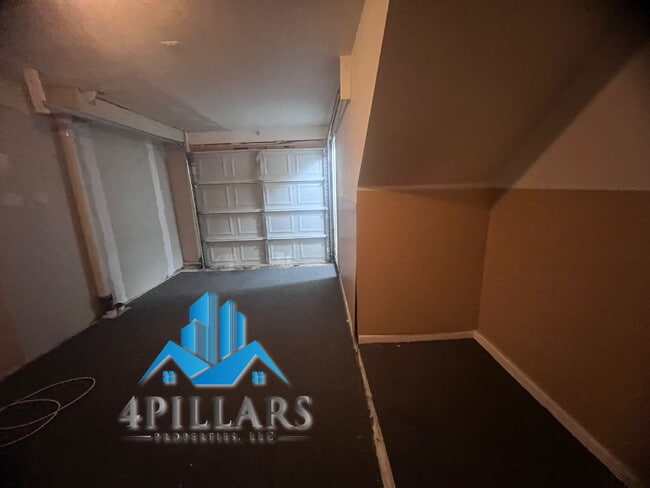 Building Photo - 403 Kenwood St