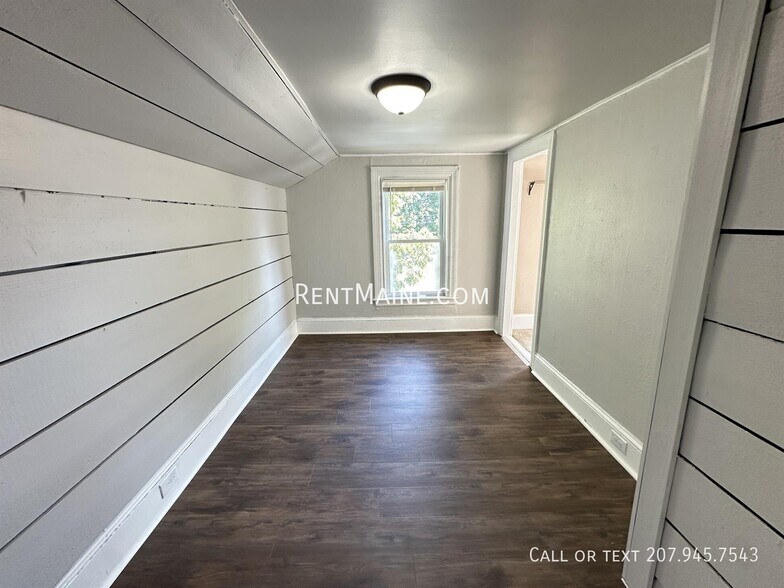 Building Photo - 137 Grove St