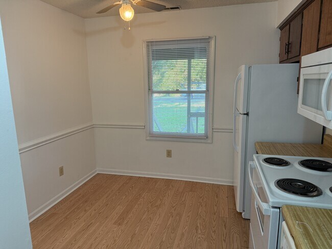 Building Photo - 300 Lee Dr