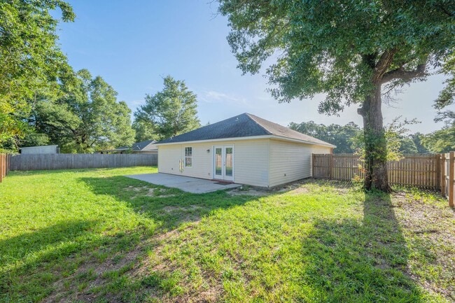 Building Photo - North Crestview Home!