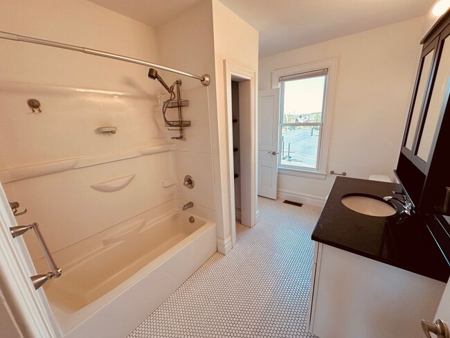 Building Photo - 138 S Beaver St