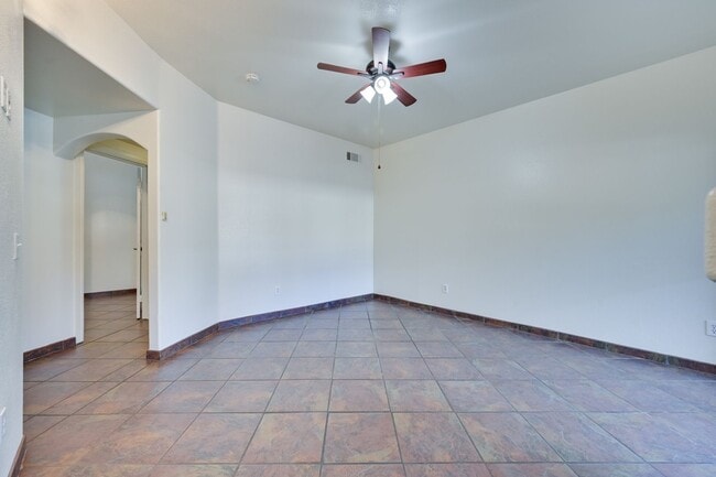 Building Photo - Guard Gated!!! Community Pool, Spa!!! Fitn...