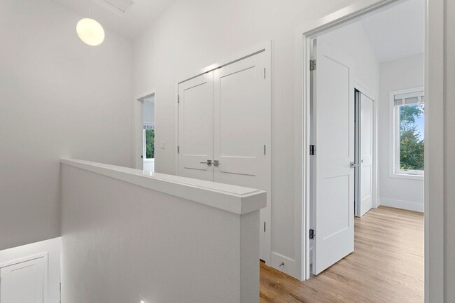 Building Photo - 4 bed/3.5 Bath Townhouse in Richmond Neighborhood, SE Portland