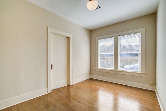 Building Photo - 1001 Bomar St