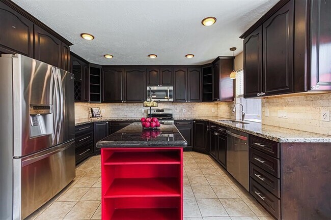 Building Photo - 17106 Summer Hollow Dr