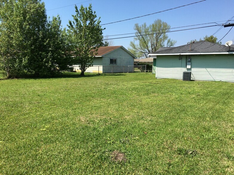 Building Photo - 145 S Dexter Dr