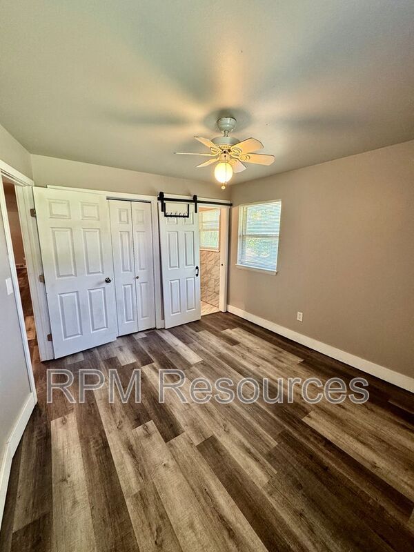 Building Photo - 2308 Elwood Dr