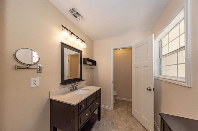 Building Photo - 400 Oak Knob Dr