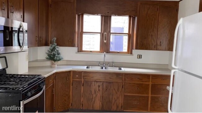 Building Photo - 3 br, 1 bath House - 615 12th St