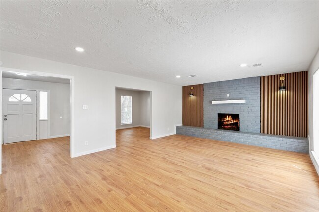 Building Photo - 3811 Woodbriar Dr