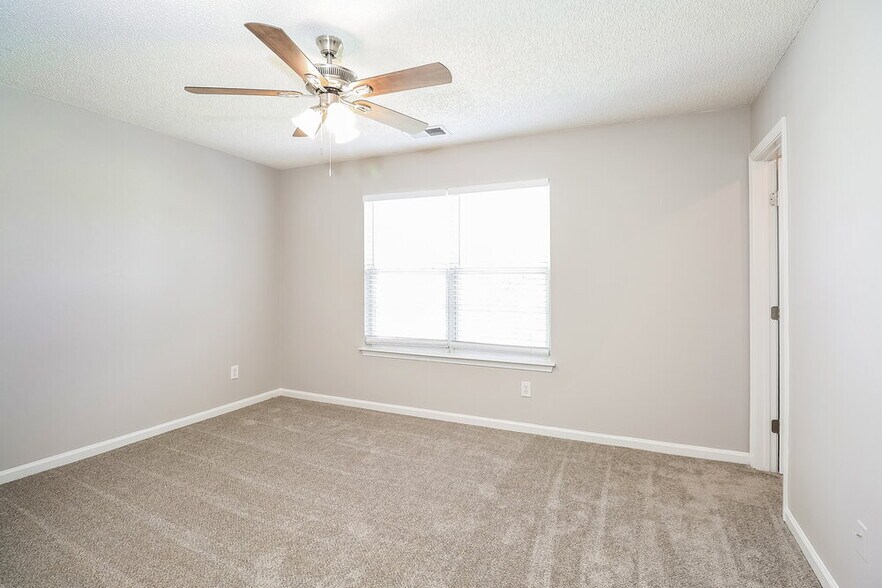 Building Photo - 2749 Fairstone Ave