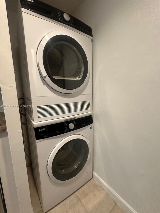 Building Photo - 10206 Twin Lakes Dr