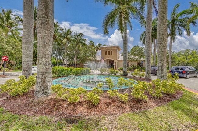 Building Photo - 1000 Crestwood Ct S