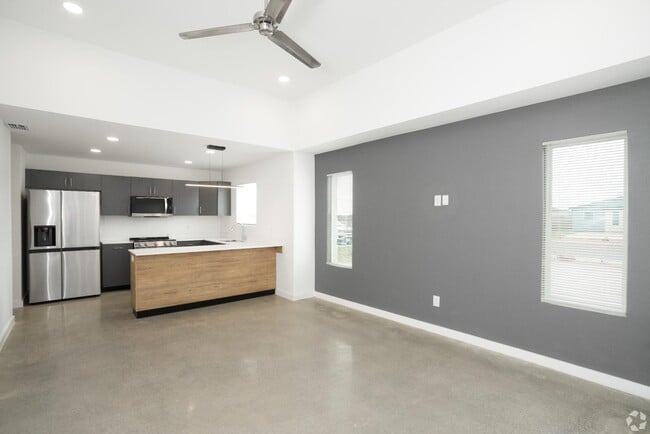 Building Photo - 605 Sapphire Ave