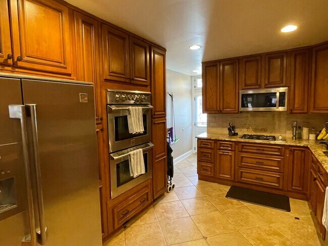 Building Photo - Charming 2 Bedroom/3.5 Bathroom Townhome i...