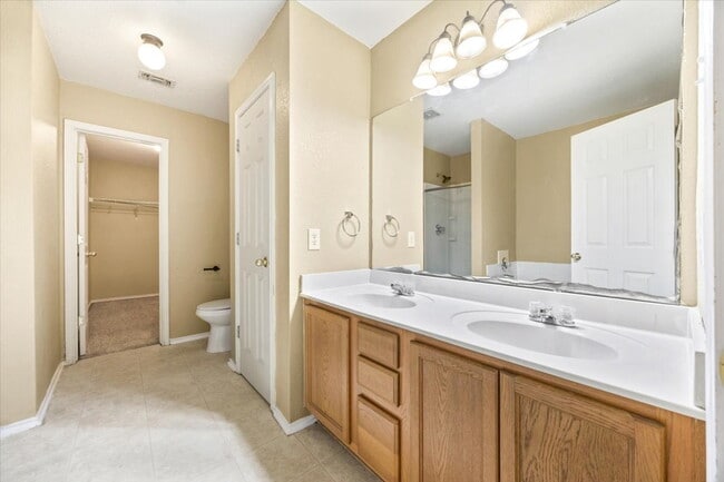 Building Photo - Spacious 4 Bedroom Home in Prime Medical Center Location