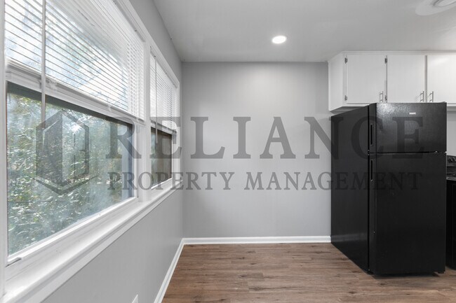 Building Photo - 2042 S Pinecrest St