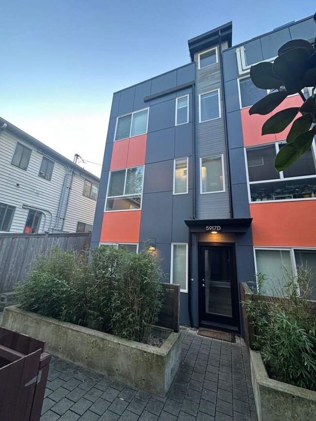 Primary Photo - Modern Townhome in HEART of West Seattle