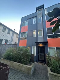 Building Photo - Modern Townhome in HEART of West Seattle