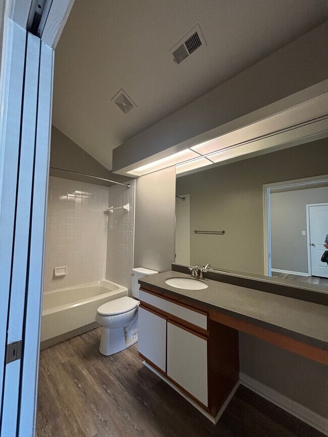 Building Photo - Gorgeous Condo up for rent!