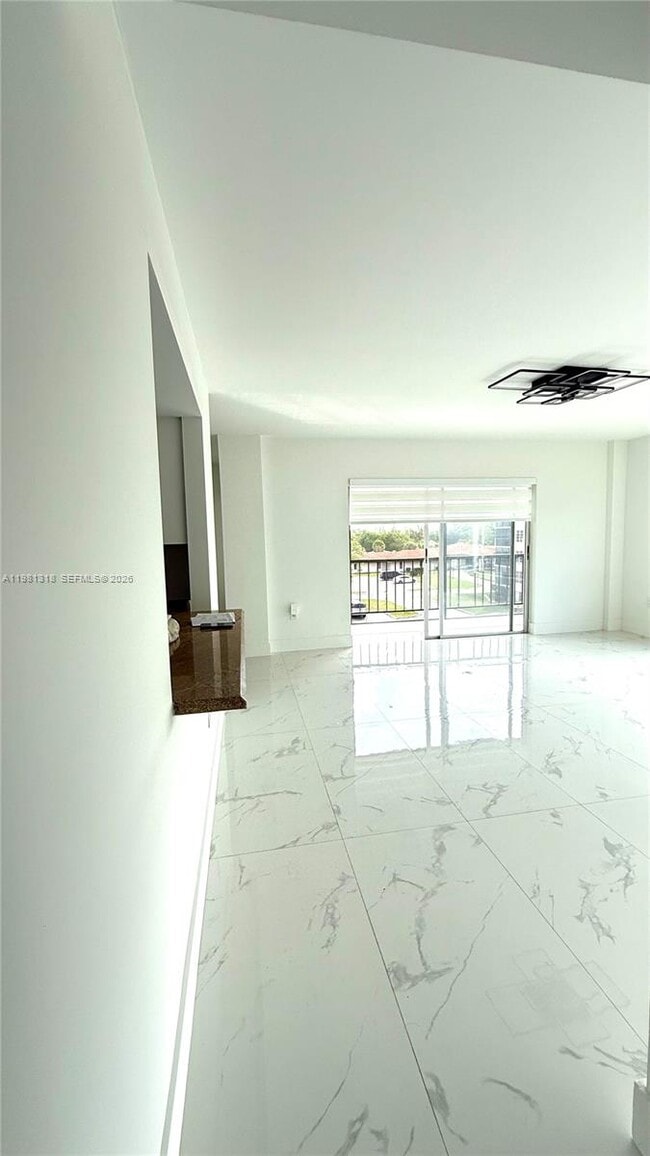 Building Photo - 4174 Inverrary Dr