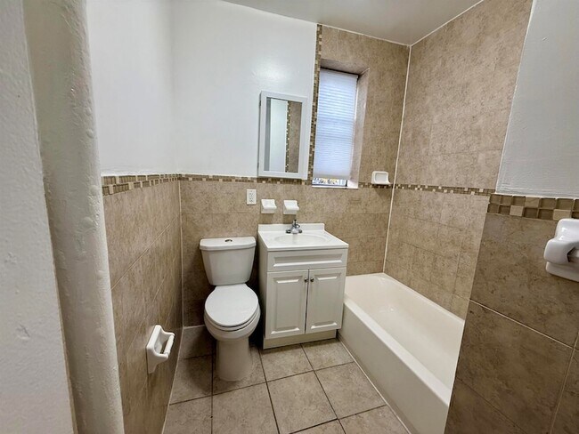 Building Photo - 546 Bergen Ave