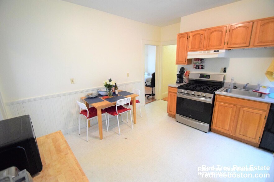 Building Photo - 44 Easton St