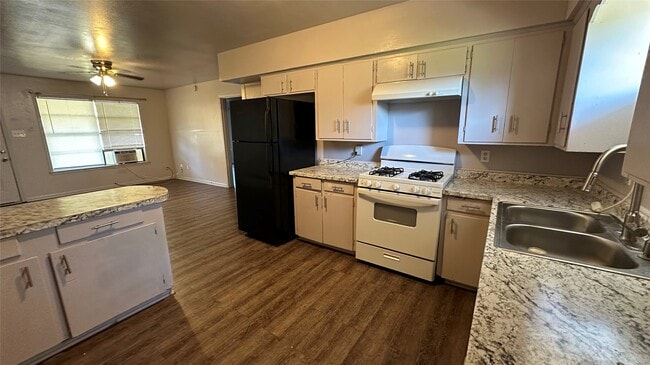 Building Photo - 2389 W Dumble St