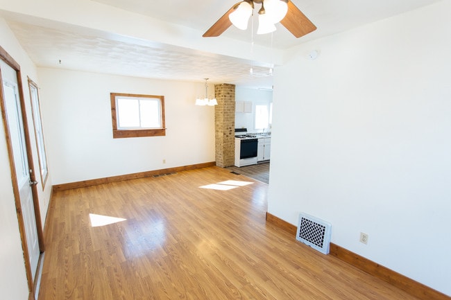 Living - 831 Comfort St