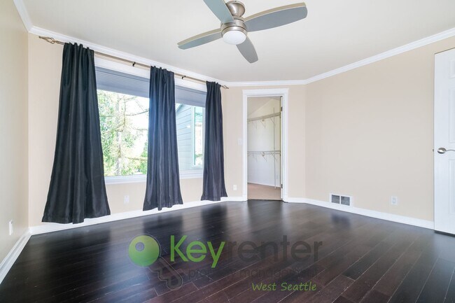 Building Photo - Comfort and Style in the Heart of Seattle