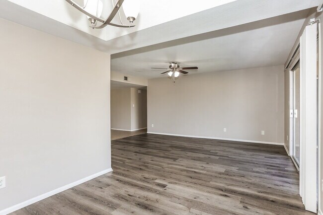 Building Photo - 2300 E Chicago St