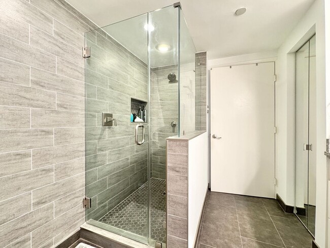 Building Photo - ARLINGTON CONDO - Sleek Sophistication Mee...