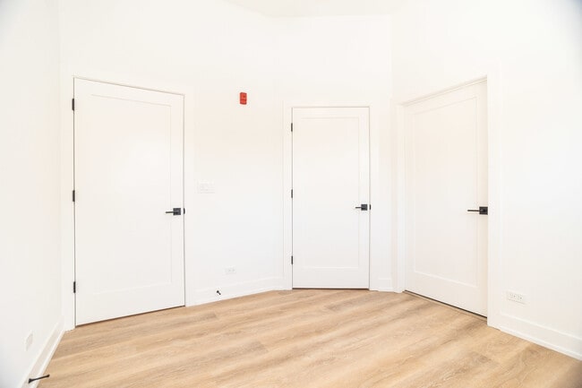 Building Photo - 2042 W Irving Park Rd