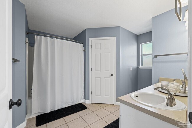 Building Photo - 817 Binnacle Pl