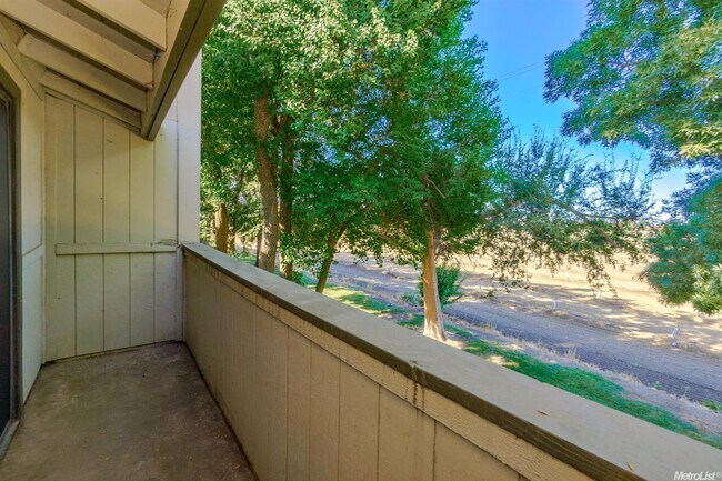 Building Photo - Stonegate Condo in fabulous West Davis location!