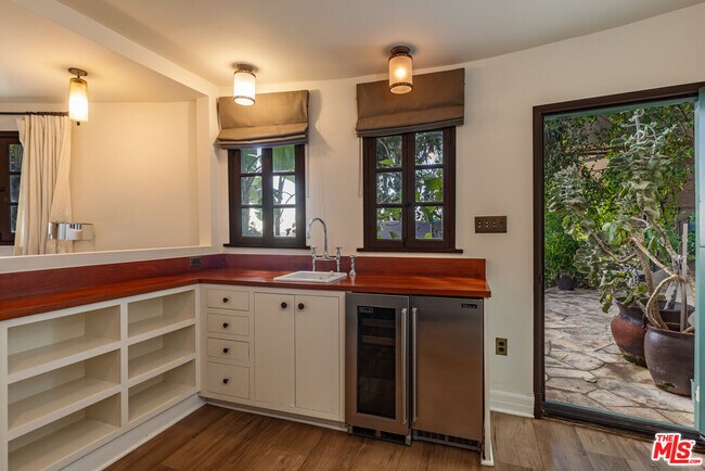 Building Photo - 8440 Harold Way