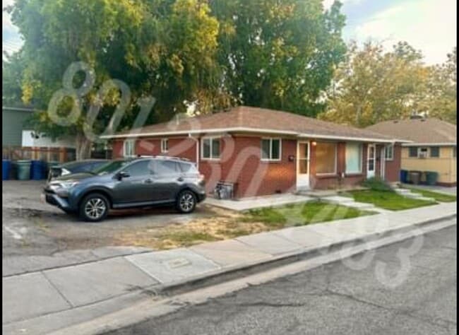 Building Photo - 858 Yale Ave S