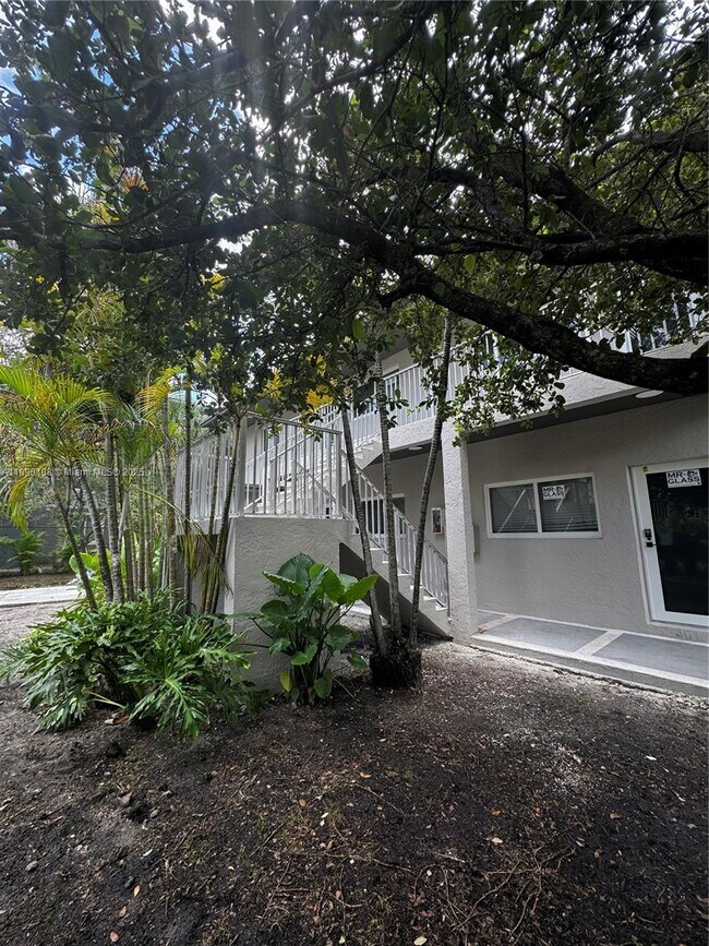 Building Photo - 1460 SW 24th Ct