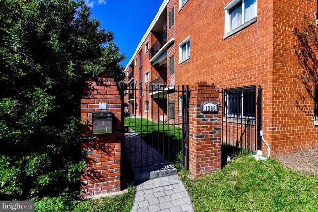 Building Photo - 1386 Bryant St NE