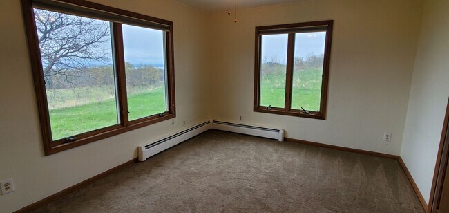 Building Photo - LARGE HOME WITH BEAUTIFUL VIEWS OF BOTH GRAND TRAVERSE BAYS