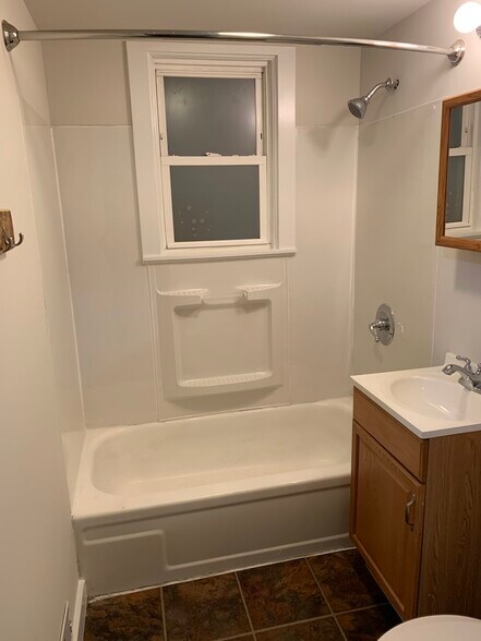 Building Photo - 279 Oak Dr